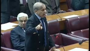پی ٹی آئی اراکین کاعمران کے حق میں پلے کارڈ اٹھا کر احتجاج