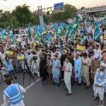 نمائش چورنگی پر دھرنا اور پولیس سے تصادم کرنے والے 300 سے زیادہ افراد کے خلاف مقدمہ درج کرلیا گیا