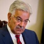 اگر تحریک انصاف چاہتی ہے کہ مذاکرات میں سے کچھ نکلے تو اپنے سائیڈ شو بند کرے، وزیر دفاع