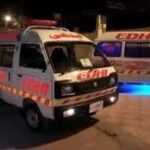 کراچی میں شارع فیصل ڈرگ روڈ پر مرچوں سے لدا ٹرک الٹ گیا