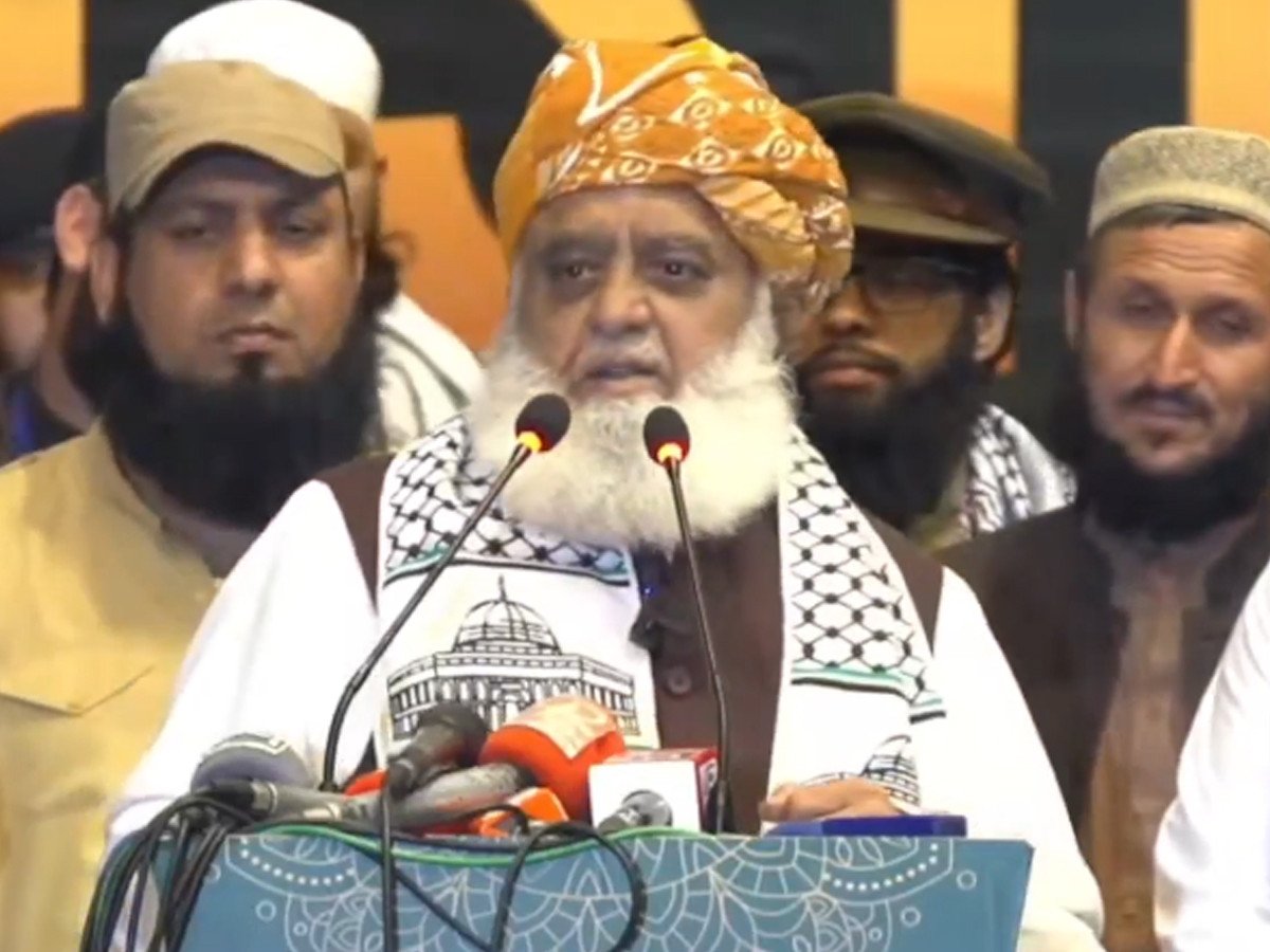 ہمارے ملک کی حکومت پھٹی ہوئی قمیض کی طرح ہے، مولانا فضل الرحمن