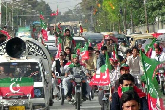 تحریک انصاف کی رات گئے لاہور میں موٹر سائیکل ریلی