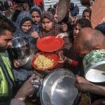 خوراک کے متلاشی باپ سمیت درجنوں فلسطینی شہید