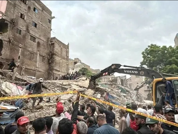 کھارادر میںمخدوش 5 منزلہ عمارت خالی کرالی مزاحمت پر چار افراد کوزیر حراست