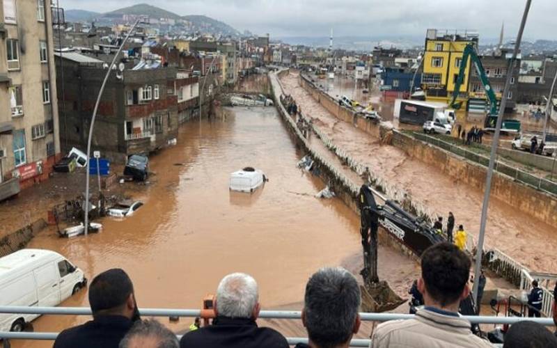 اسلام آباد میں برساتی نالے بپھرنے سے پانی گھروں میں داخل، گاڑیاں بھی تیرنے لگیں