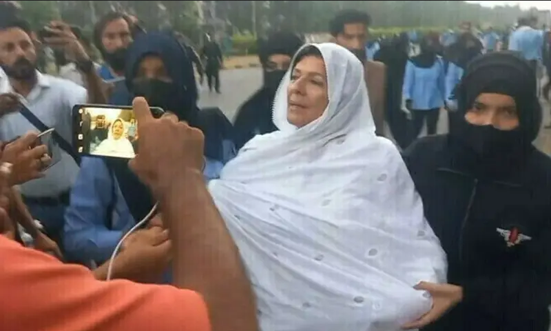 علیمہ خانم سے سوال کرنا جرم ، پی ٹی آئی کارکنوں کا صحافیوں پر حملہ