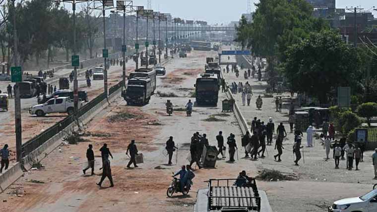 کراچی میں ٹی ایل پی کا احتجاج، ہنگامہ آرائی( 10 گرفتار، دو بچے زخمی)