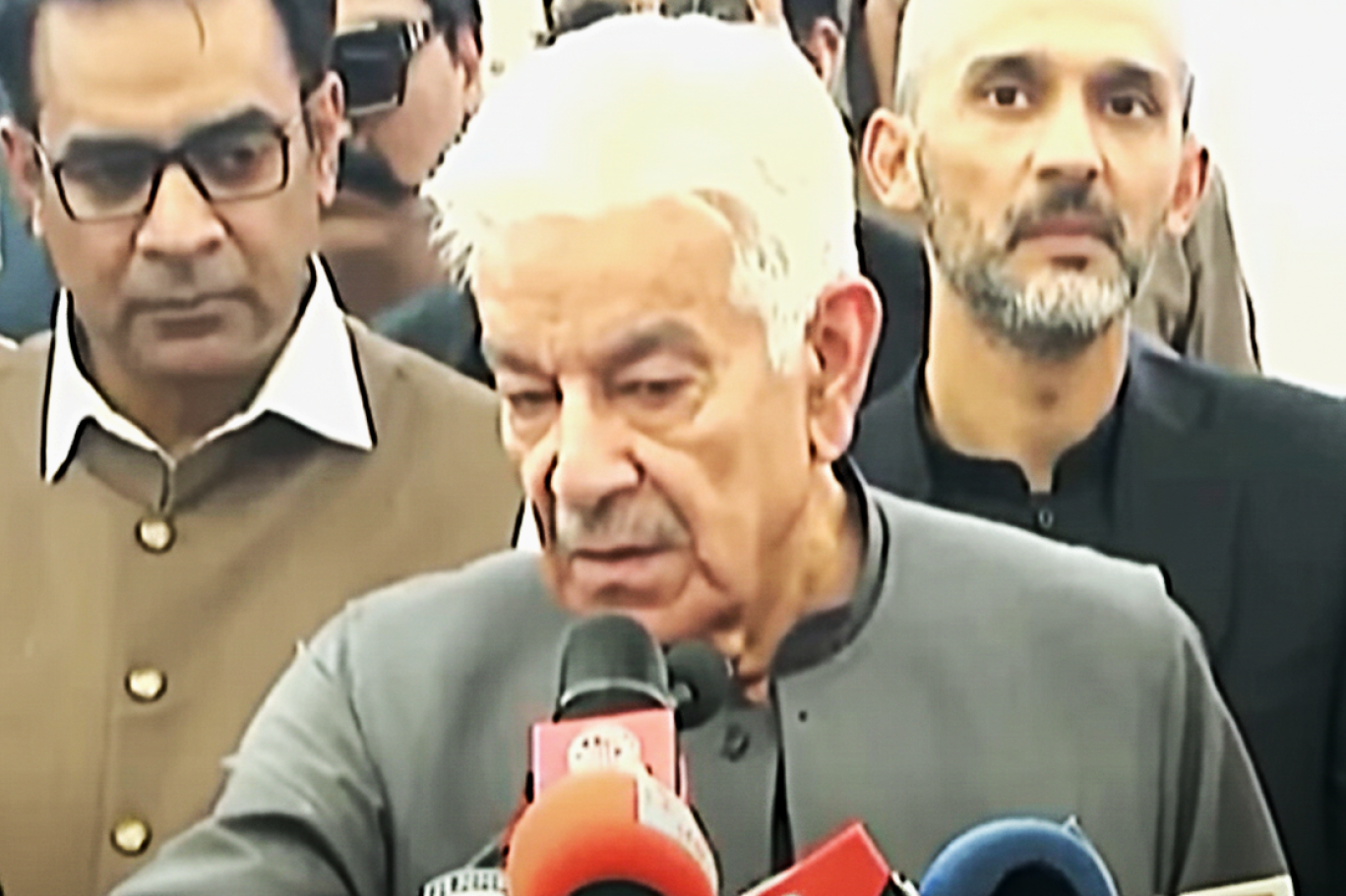 پاک-افغان مذاکرات، معاملات حل نہ ہوئے تو کھلی جنگ ہو گی، وزیر دفاع