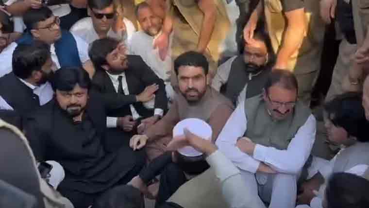 وزیراعلیٰ خیبرپختونخوا کا اڈیالہ روڈ پر مختصر دھرنا، واپس روانہ ہو گئے
