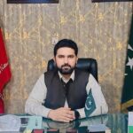 اڈیالہ جیل کے باہر منگل کو احتجاج میں کارکنان کو کال دینے پر غور