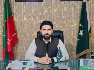 اڈیالہ جیل کے باہر منگل کو احتجاج میں کارکنان کو کال دینے پر غور