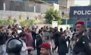 کراچی میں وکلا کا احتجاج، کارونجھر پہاڑ کے تحفظ اور بقا کا مطالبہ