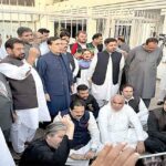 پی ٹی آئی کاہائیکورٹ کے باہر احتجاج، عمران کی رہائی کا مطالبہ