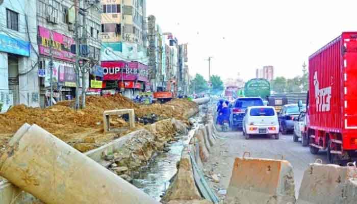کراچی کے ترقیاتی منصوبے تاخیر کا شکار،عوام آگ بگولہ