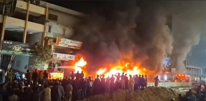 اذانوں کی گونج، شعلوں کا راج، گل پلازہ میں آتشزدگی سے 6 افراد جاں بحق، 56 لاپتا
