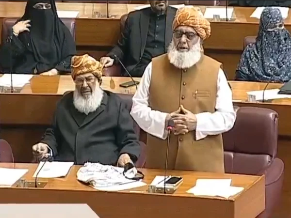 قانون کی خلاف ورزی کرونگا، 10 سال کے جوانوں کی شادیاں کرواؤں گا،مولانا فضل الرحمان