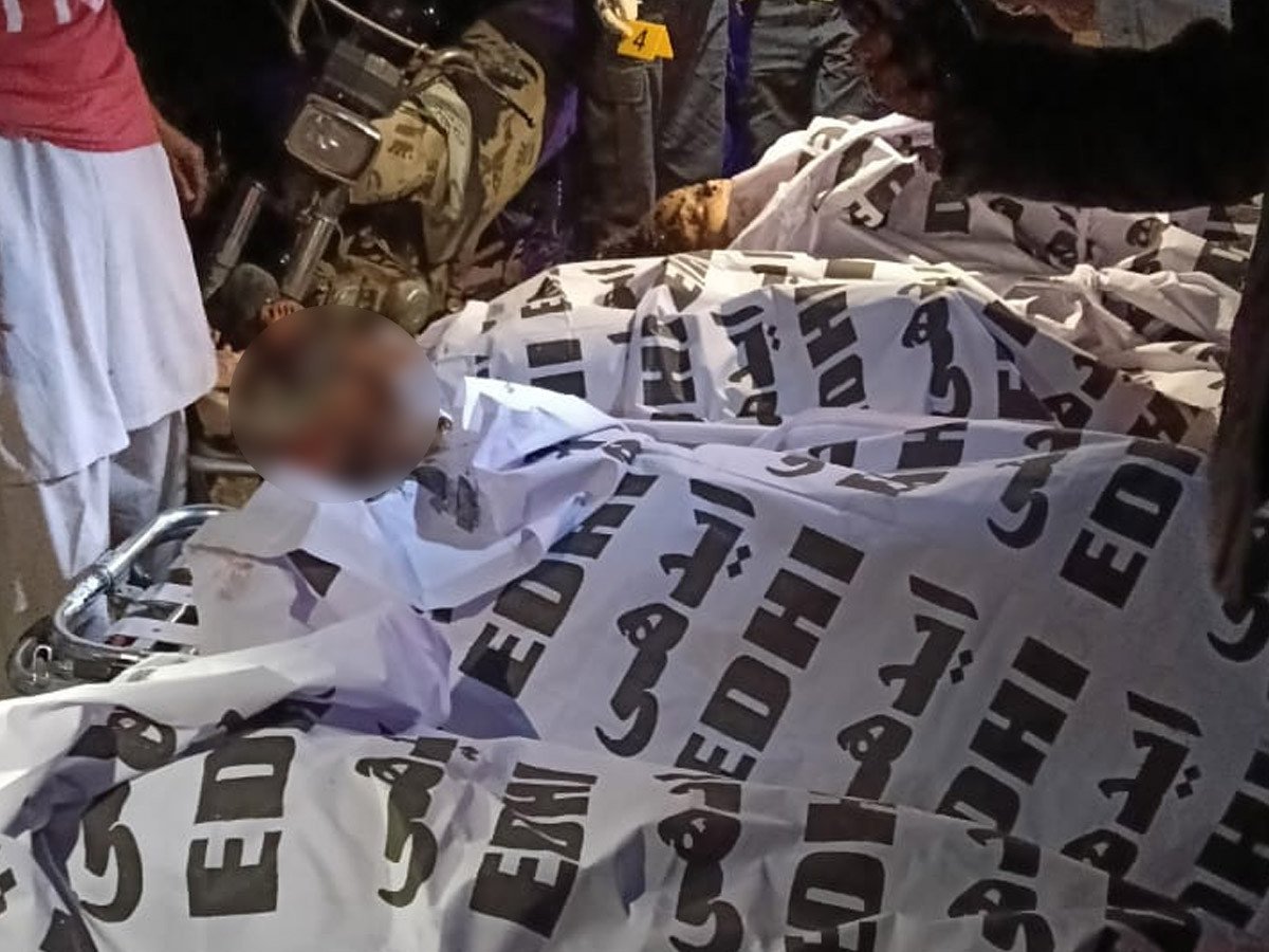 کراچی ،مائی کلاچی روڈ پر مین ہول سے 4لاشیں ملیں