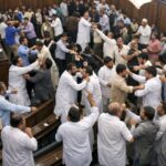 کراچی سٹی کونسل اجلاس بدترین ہنگامہ آرائی کی نذر، اراکین کا ایک دوسرے پر تشدد