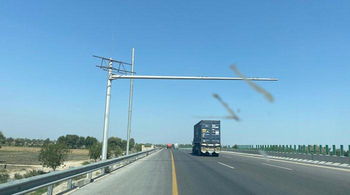 سکھر ملتان موٹر وے کے کیمرے و دیگر مہنگے آلات چوری، پولیس چوکیوں کی چھتیں غائب