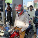 پیٹرول پر 5 روپے کی تاریخی کمی پر دل کر رہا ہے کہ خوشی سے ناچیں،کراچی کے عوام غصے میں